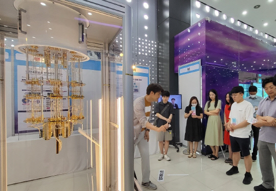 안태범(왼쪽) 국립중앙과학관 연구관이 과학관 사이언스 홀에서 관람객들에게 양자세계에 대해 설명하고 있다.